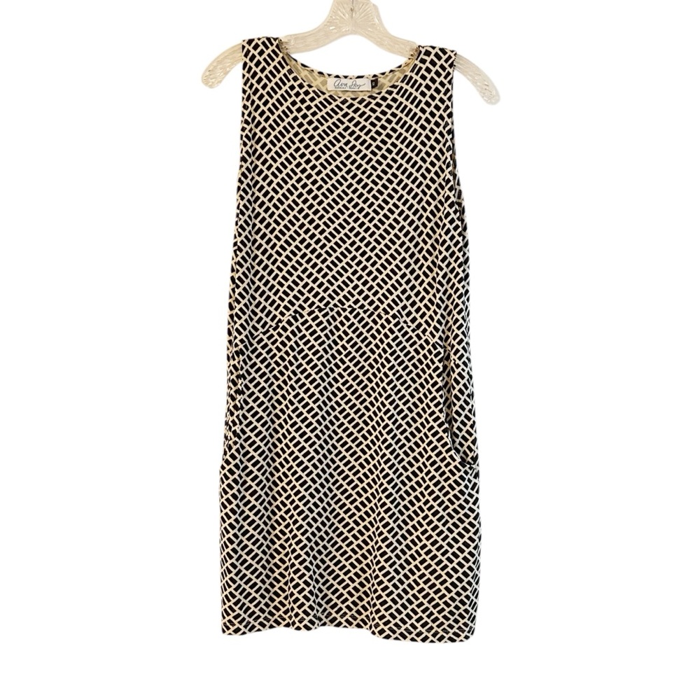 Ava Sky Hawaii - Black and Cream Colored Sleeveless Dress